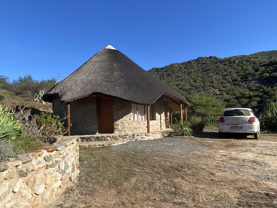 Eingebettet in die Berge
Für Familien gibt es ein Zweites , welches unterm Dach noch Schlafplätze bietet