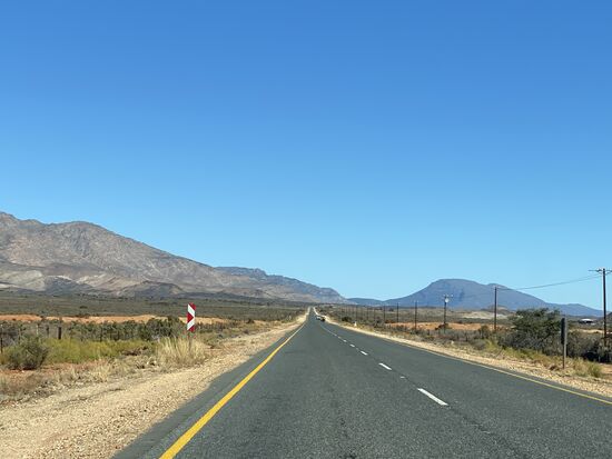 Unendliche Weiten….wir haben heute eine stramme Fahrt von über 400km vor uns bis nach Franschhoek