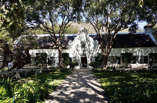 Da sind wir schon am Gasthaus—das Wein-Tasting ist weiter hinten im Garten