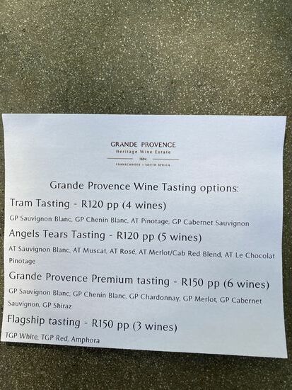 So geht das hier los: Man sucht sich ein Sortiment aus—z.B. Version 2: 5 Weine darf man für 120 Rand (etwa 8 Euro) darf man probieren