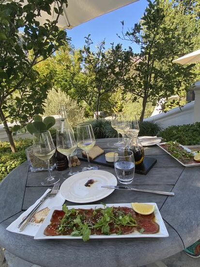 Hier nehmen wir nur die kleine Weinprobe und ein Kudu-Carpaccio