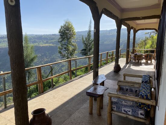 Den schönen Sipi-Wasserfall, den wir von unserem Cottage sehen, wollen wir von oben sehen