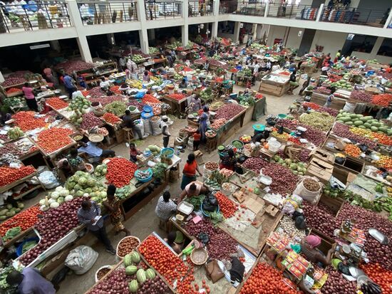 Hier besuchen wir die riesige Markthalle, es sind 10 Säcke a 10kg Reis geordert-