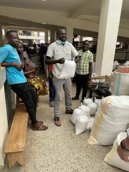 Sie stehen bereit—es wird noch gewitzelt und geplaudert und wir bekommen noch einen Diskount und bezahlen noch 350.000 UGS - das sind 95 Euro