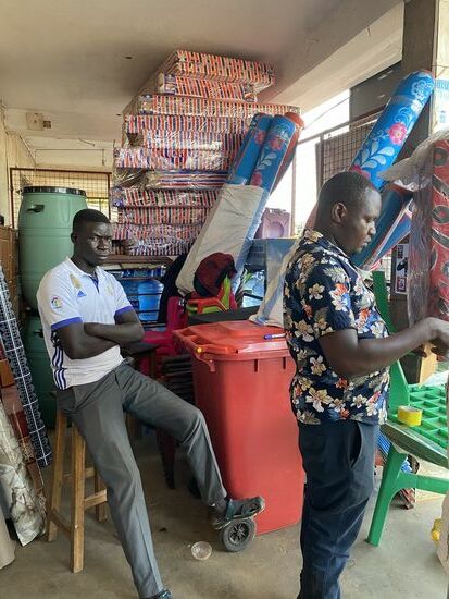 Nun wollen wir die Matratzen kaufen, es werden viele an der Straße angeboten, aber Denis geht gezielt in ein Geschäft, wo die Qualität wesentlich besser ist.