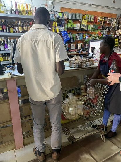 10 kg Zucker —leider ist die Seife hier ausverkauft—so müssen wir noch in einen anderen Laden