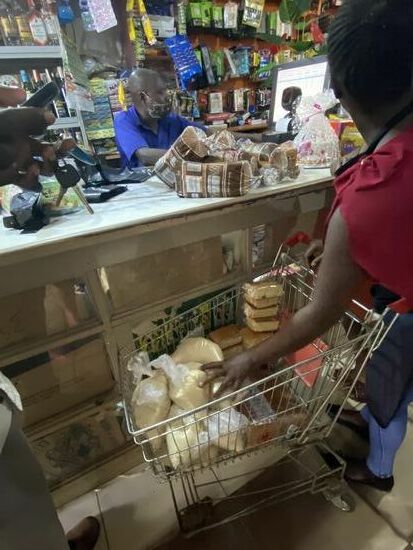 Hier bezahlen wir erstmal 77.000 UGS—das sind etwa 20 Euro. Für 10x Zucker, Küchlein und Weißbrot