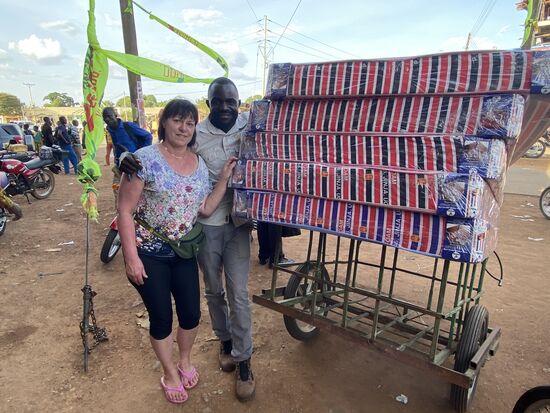 Inzwischen wurden die Matratzen aufgeladen—der Neffe fährt diese auf dem Moped in Denis Heimatdorf