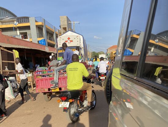 Weiter gehts durch das Gewusel von Soroti und Seife zu kaufen