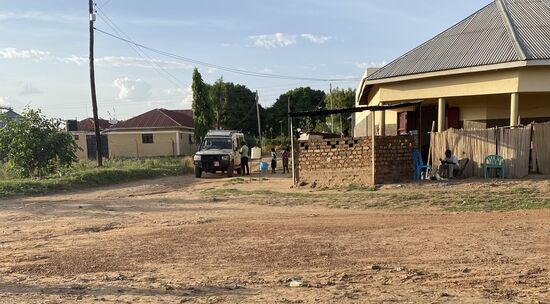 Zum Schluß besuchen wir noch einen Metallbauer in einem Dorf, in dem Denis aufgewachsen ist—hier wollen wir die 3 Betten bestellen. Nach einigem Hin- und her entschieden wir uns für Metallbetten, die doch langlebiger sind