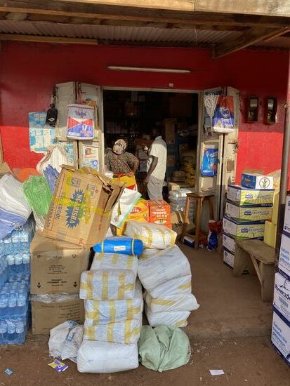 Hier wird Denis fündig- und da wir noch gut Budget haben, nimmt er gleich einen ganzen Karton mit 25 Stück a 600g - die kosten 25 Euro