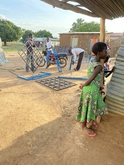 Man bringt uns ein Bett als Beispiel, damit wir sehen wie es aussieht