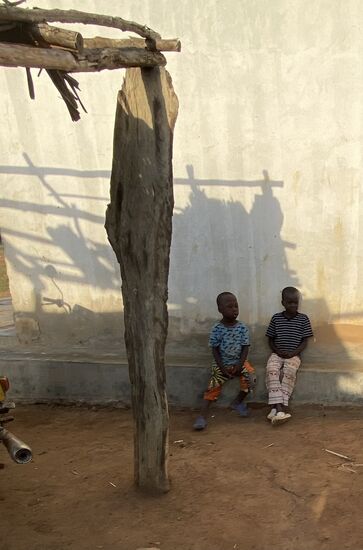 Die Kinder beobachten alles neugierig