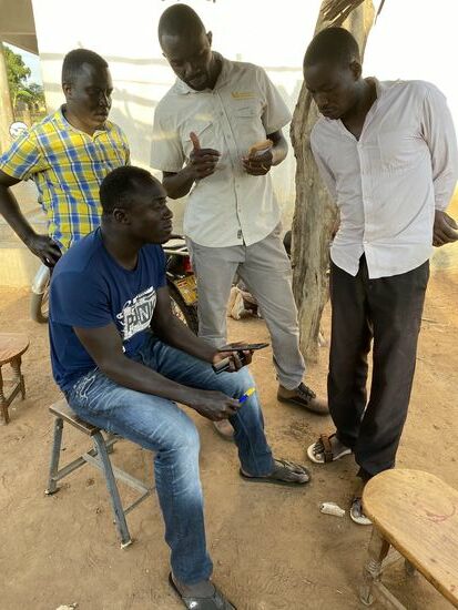 Hier wird „gedealt“ die Anzahlung wird ausgehandelt—Sie einigen sich, dass ein Bett bezahlt wird und dann weiter e nach Lieferung