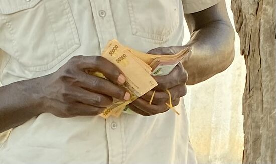 Das Geld wechselt den Besitzer