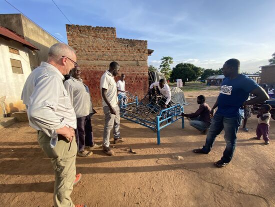 Na, sieht doch nicht schlecht aus… Wir einigen uns noch auf die Farbe schwarz für die Betten—und upp— das Geschäft ist geritzt!
