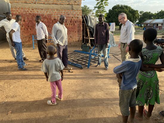 Die Kinder beobachten interessiert das Geschehen: hier, wo es keinen Tv gibt, ist das eine willkommene Abwechslung!