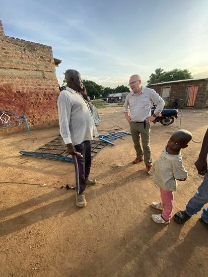 Die beiden Herren tauschen sich rege über die harten Zeiten als Selbständige aus…
Der Chef hat Stift und Block in der Hand, aber nicht einmal benutzt…