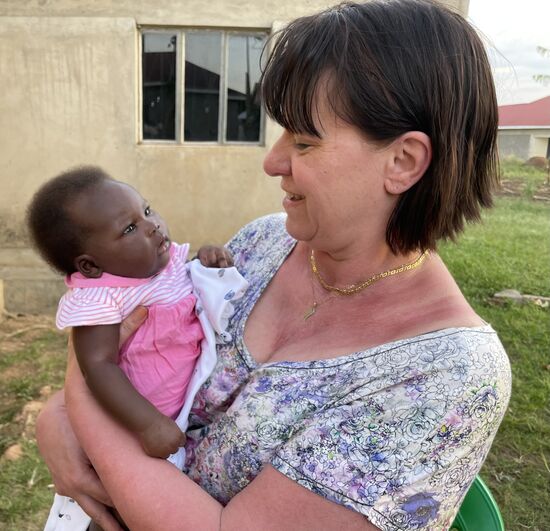 4 Wochen ist sie jetzt alt und wog bei der Geburt 4000 Gramm!
Es ist die Tochter seines Bruders und SOOO goldig! Die Kräusellöckchen sind ganz weich!