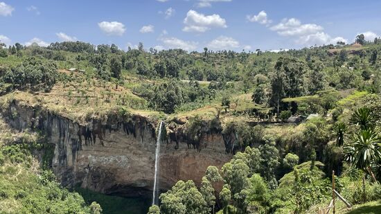 Wir fahren zu einer Stelle, wo man gut den höchsten der Sipi-Fälle sieht