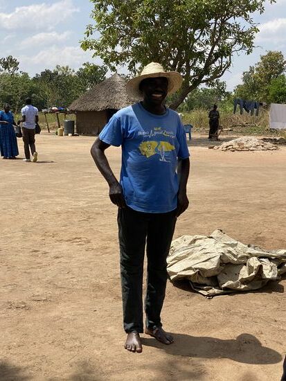 Der Bruder von Denis bekommt eine neue Hose. Man sieht die Freude.