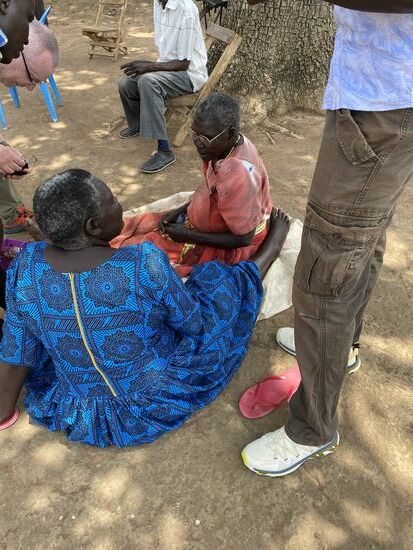 Brillen werden probiert.