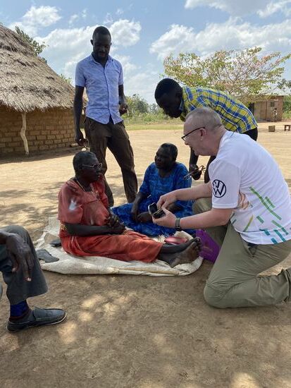 Alle Brillen, bekamen wir von einer Spenderin - vielen (B)Dank an Karin B.   aus Mönchengladbach für die vielen Brillen - werden durchprobiert. Und letztendlich passt eine auch. Die Mutter von Dennis (in blau) möchte auch gerne eine, obwohl sie noch sehr gut sieht 