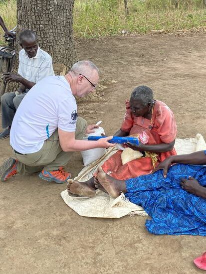 Ein Riegel Seife, 1 kg. Zucker, 10 kg Reis, Brot und Kuchen werden an Acero (78 Jahre) gegeben. Sie hat keine Angehörigen und benötigt Unterstützung