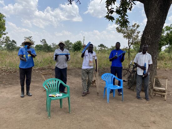 Alle Männer bekommen Seife. Den Herrn mit der Krücke werden wir später übrigens wieder treffen.