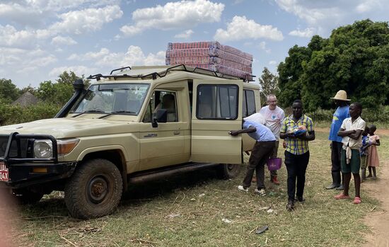 Im ersten Dorf, unsere Ankunft wird begleitet. Der Bruder von Denis und einer seiner Neffen helfen uns beim tragen