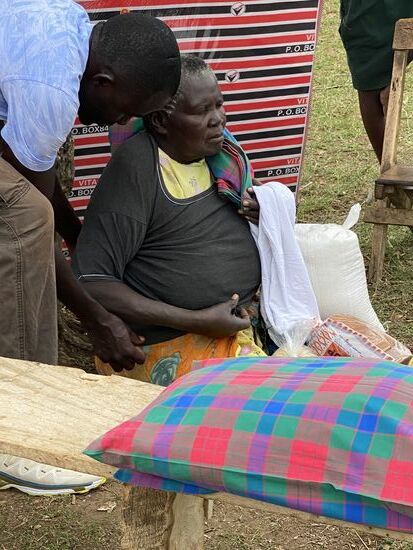 Ein Pulli passt ihr auf Anhieb. Sie ist so glücklich