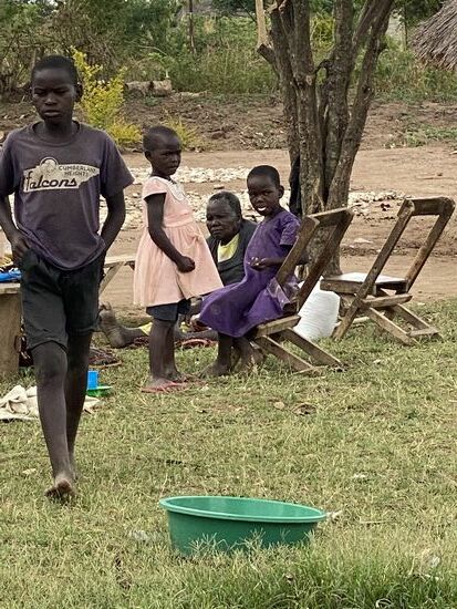 Die Kinder lassen uns nicht aus den Augen, aber sie sind nicht aufdringlich. Hierher kommen selten Besucher und sie sind sehr zurückhaltend