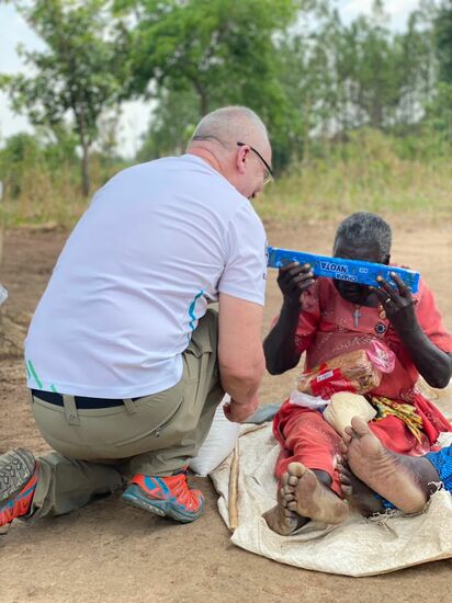 Acero ist berührt und verdeckt ihre Tränen.