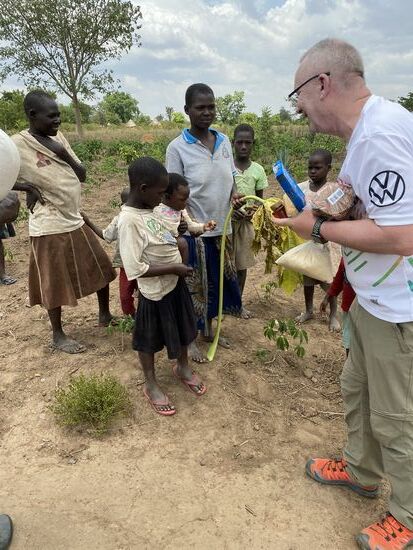 Und es geht weiter ins nächste Dorf zur nächsten älteren Frau. Hier bekommen die Kinder auch Süßes
