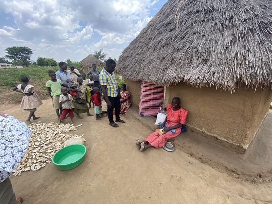 Dies ist Theresia (76). Auch hier sind unsere Mitbringsel willkommen. Auch sie bekommt eine Matratze