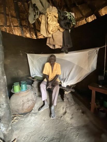 Dominique wird auch ein Bettgestell erhalten, auf das bisherige passt die Matratze nicht. Es muss umgeräumt werden, aber dass will der Neffe von Denis machen.
Er hat einiges in seiner Hütte—da muss er erstmal aufräumen....