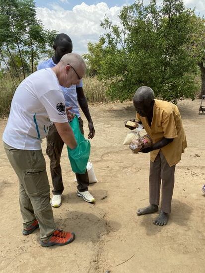 Auch Dominique erhält Geschenke. Wir vergessen die Seife, aber dazu später mehr.