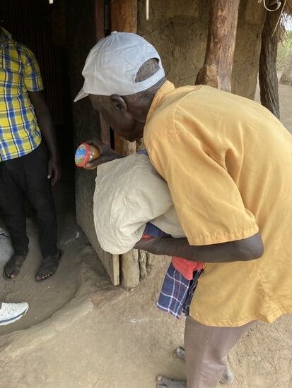 Dominique bekommt auch ein Glas gekochte Mettwurst, So etwas hat er noch nie gesehen, geschweige gegessen. Er bringt alles rein. Dominique ist mit seinen 85 Jahren noch recht rüstig.