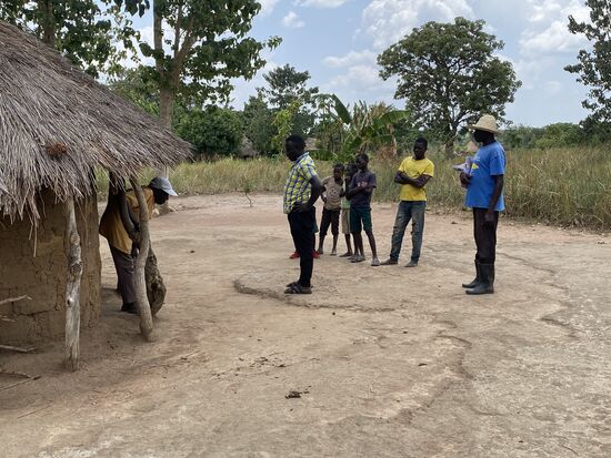 Denis lädt Dominique zum Lunch ein - wir wollen alle bei seinen Eltern essen. Dominique überlegt, verschwindet in seiner Hütte und....