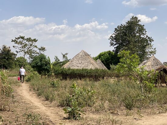 Und weiter gehts ins nächste Dorf. Teilweise müssen wir laufen, weil die Häuser nicht mit dem Auto erreichbar sind.