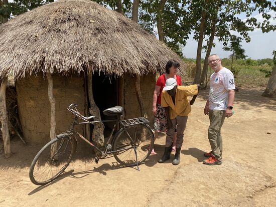 .. schwupps schiebt er sein Fahrrad raus. Dominique fährt noch Fahrrad. Auch längere Strecken. Wir sind baff 