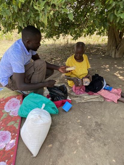 Die ist Adjiko (86) sie bekommt Reis, Brot, Zucker, Seife und Kuchen. Sie wird im Juni eine Matratze bekommen. Dann hat Denis Gäste aus Kuwait, die auch spendabel sind.