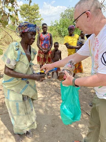 Abeda (80) ist auch Empfängerin unserer Lebensmittel