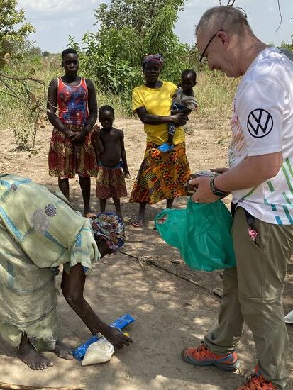 Die Kinder bekommen Süsses