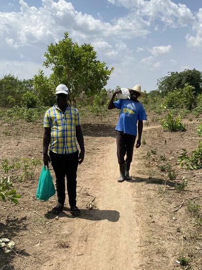 Philip wohnt weit abseits der Strasse, Unseren Helfern macht das aber nichts aus- sie schleppen unermüdlich und haben weiter gute Laune