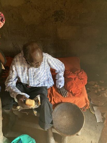 Er hat sie noch und auch ein Hemd von uns—auch die Decken erkennen wir wieder.
Seine Augen leuchten, als er die Tüte sieht—sofort überprüft er den Inhalt und packt den Kuchen aus, den er sofort verspeist