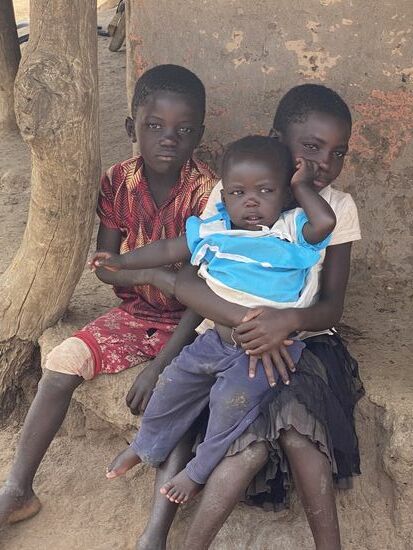 Ich habe das schon öfter erlebt, für Thomas ist es neu: das Kind fängt an zu schreien, als es uns sieht—es hat noch nie vorher Weiße gesehen