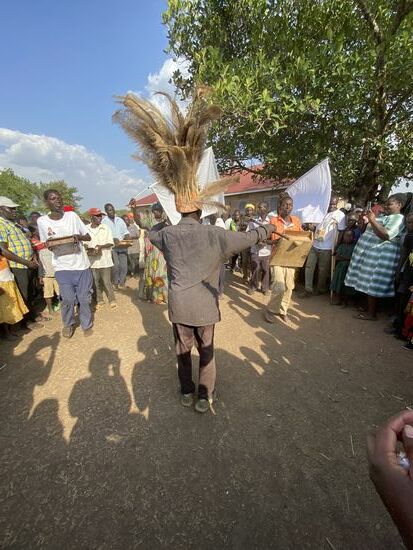 Wir werden von einer Musikkapelle begrüsst. Sie spielen auf handgearbeiteten Instrumenten