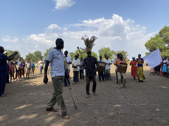 Der Herr mit Krücke gehört auch zu Denis Familie und sorgt für Ordnung