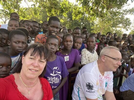 Hunderte Kinder sitzen um uns herum